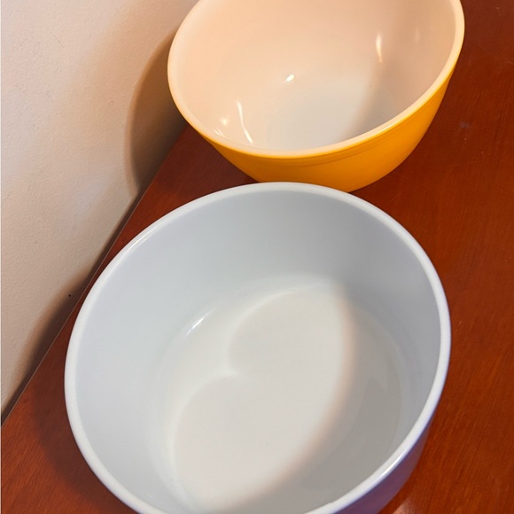 Vintage Pyrex Mixing Bowls – Yellow and Blue, Mid-Century Ovenware - Picture 2 of 8